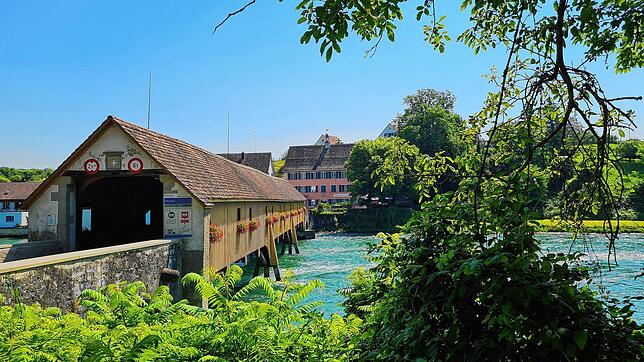Die alte Zollbrücke über den Rhein verbindet den Jestetter Ortsteil Altenburg mit Rheinau im Kanton Zürich.