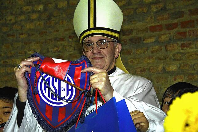 Papst Franziskus ist zeitlebens Mitglied und großer Fan des Fußballclubs San Lorenzo de Almagro. Auch in Rom, wo er 2001 ...