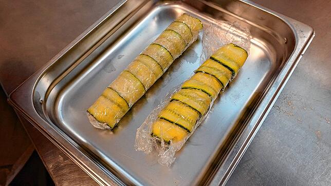 So sehen die fertigen Cannelloni aus Zucchini aus. Innen befindet sich eine Cashewfüllung.