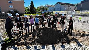 Zehnfacher Spatenstich im Trottäcker: Bürgermeister Alexander Guhl, Landrat Martin Kistler, RP-Abteilungspräsident Karl Kleemann, Rita ...