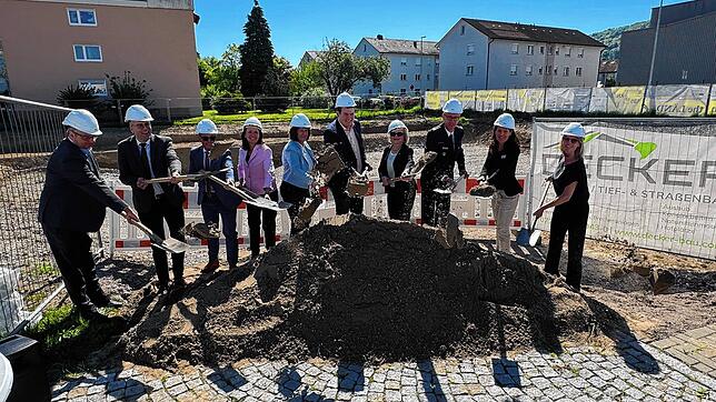 Zehnfacher Spatenstich im Trottäcker: Bürgermeister Alexander Guhl, Landrat Martin Kistler, RP-Abteilungspräsident Karl Kleemann, Rita ...