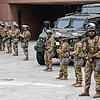 Die US-Nationalgarde ist vor dem Bundesgefängnis in der Innenstadt von Los Angeles im Einsatz, nachdem es in der Nacht zuvor zu ...