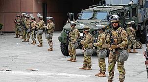 Die US-Nationalgarde ist vor dem Bundesgefängnis in der Innenstadt von Los Angeles im Einsatz, nachdem es in der Nacht zuvor zu ...