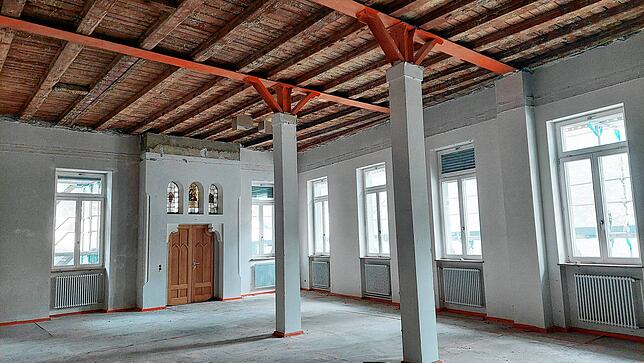 Den großen Saal, ergänzt 1909, nutzten unter anderem verschiedene Chöre und das Ellenrieder-Gymnasium. Er soll auch später wieder ...