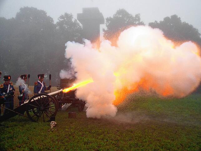 Mit sechs Salven aus der großen Kanone wecken die Kanoniere der Bürgerwache Mengen von der Schillerhöhe aus die Saulgauer Bevölkerung.