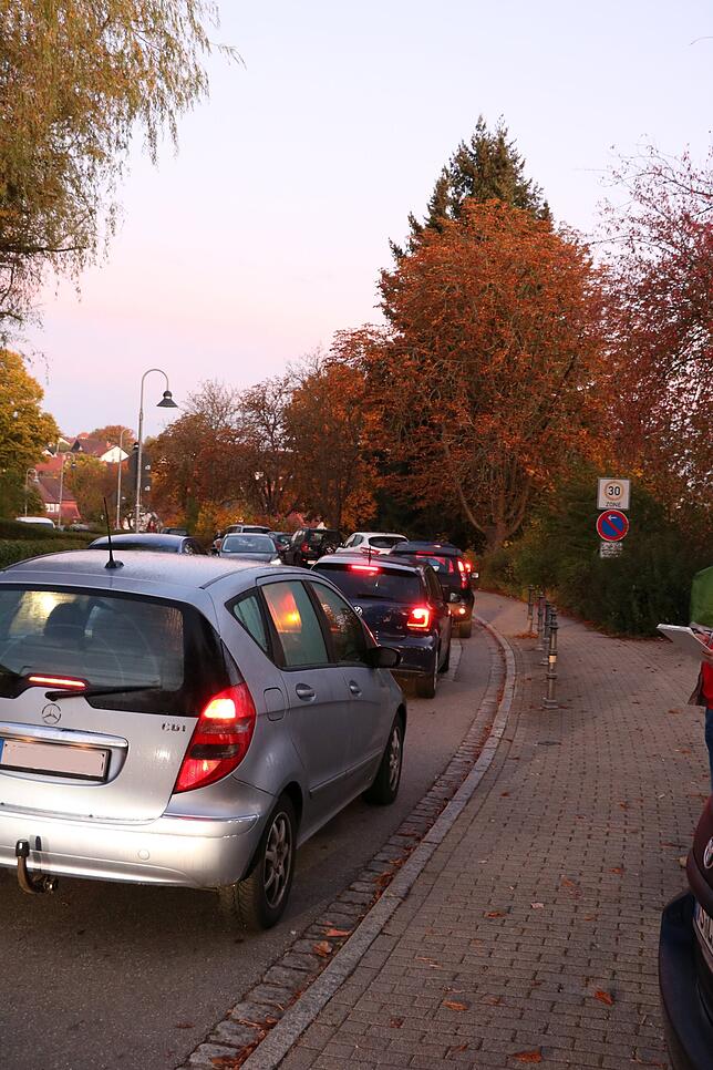 Schritttempo ist garantiert. Die Blechlawine „Elterntaxi“ rollt über die Eichendorffschule.