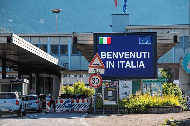 Diesen Grenzübergang kennen viele Urlauber: In Chiasso liegt das Tor zu Italien – ein Grenzübertritt ist recht problemlos möglich, ...