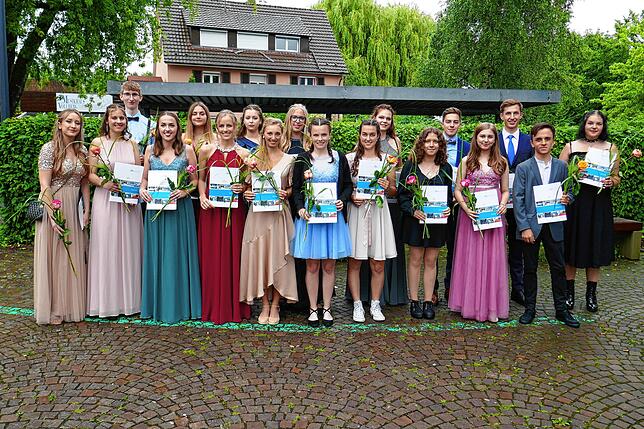 Bild 2: Schüler aus der Bodensee-Region freuen sich über ihre Abschlusszeugnisse &ndash; hier gibt&lsquo;s ihre Bilder