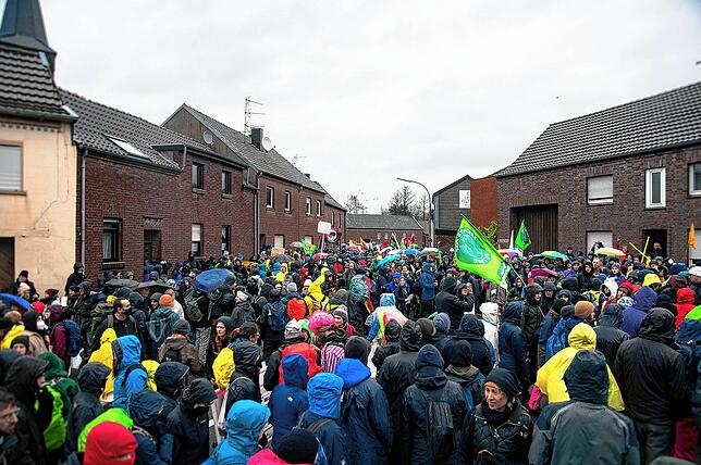 Auf dem Weg nach Lützerath: Schon bevor der Protestzug erreicht wurde, drängten sich Tausende von Demonstranten am Start des Shuttlebusses.