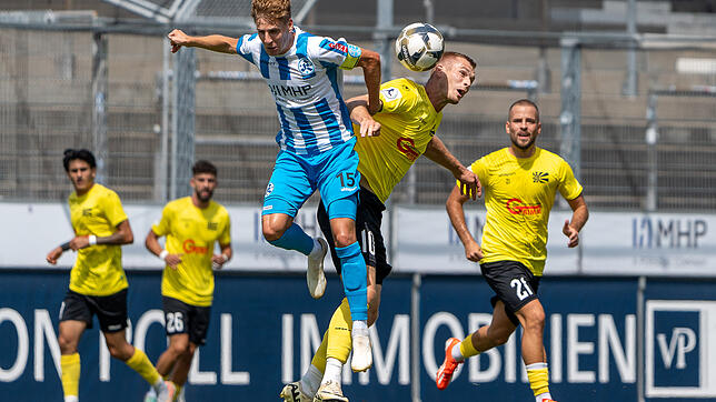 Marcel Sökler (rechts) im Kopfballduell mit dem Suttgarter Nico Blank. Der Kampf der Villinger wurde am Ende nicht belohnt.
