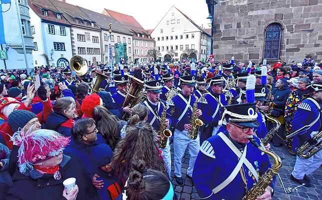 Die Stadtmusik marschiert vor dem Rathaus auf und das Publikum applaudiert.