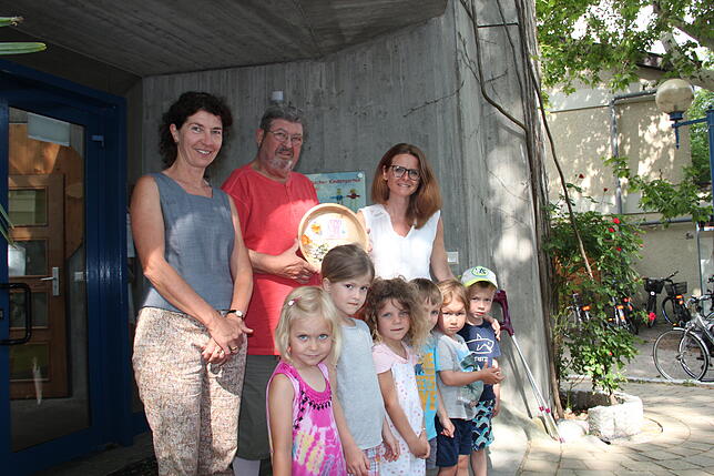 Die Kinder des evangelischen Kindergartens in Radolfzell, zusammen mit ihren Erzieherinnen Christina Meßmer (links) und Jeanette Lienert ...