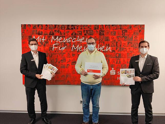 Martin Kieser (Mitte) aus Bad Säckingen ist der glückliche Gewinner von 600 Euro in Form von sechs Einkaufsgutscheinen à 100&nbsp;Euro. ...