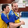 Tim Bornhauser (links) und Michel Stotz bejubeln den Sieg ihrer HSG Konstanz zum Start in die Aufstiegsrunde zur 2. Handball-Bundesliga.