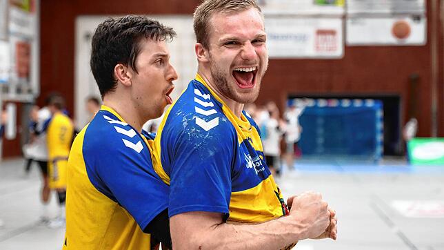 Tim Bornhauser (links) und Michel Stotz bejubeln den Sieg ihrer HSG Konstanz zum Start in die Aufstiegsrunde zur 2. Handball-Bundesliga.