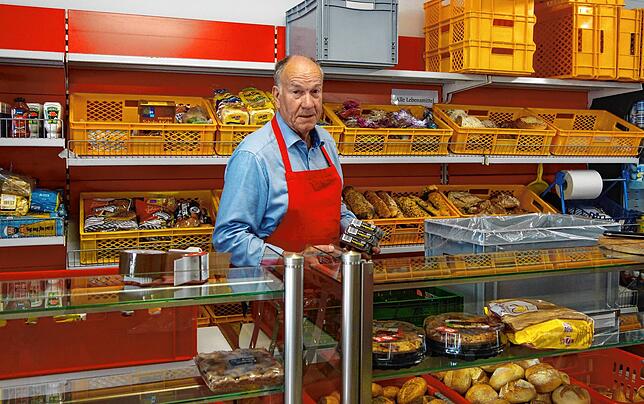 Das Einräumen der Brottheke übernimmt Fred Frank schon seit einigen Jahren. Die Waren werden alle von lokalen Bäckereien gespendet.