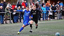 Der Radolfzeller Daniel Wehrle (links) und Tobias Wunsch vom SC Konstanz-Wollmatingen im Zweikampf um den Ball. Am Ende holten beide ...