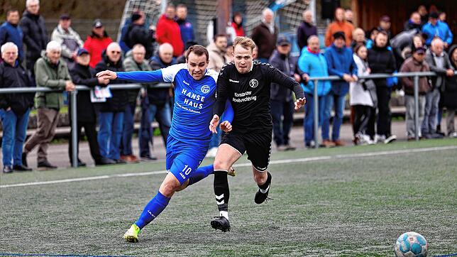 Der Radolfzeller Daniel Wehrle (links) und Tobias Wunsch vom SC Konstanz-Wollmatingen im Zweikampf um den Ball. Am Ende holten beide ...