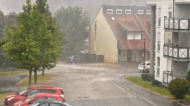 Starker Regenfall in Pfullendorf. Das Unwetter war durch Katwarn- und Nina-Warnsysteme angekündigt.