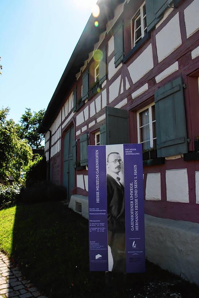 Das Hermann-Hesse-Museum beinhaltet ein kleines Café, in dem Kunst- und Literaturlandschaften der Höri ausgestellt werden. Nebenan ...
