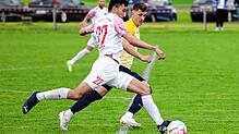 Wiedersehen: Süleyman Karacan (vorn) gastiert am Sonntag mit dem Spitzenreiter Türk. SV Singen zum Testspiel bei seinem früheren Verein ...