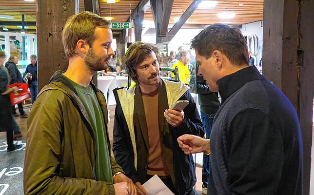 Die SÜDKURIER-Redakteure Jann-Luca Künßberg (Mitte) und Dominik Dose beim Interview mit Jan Ullrich.