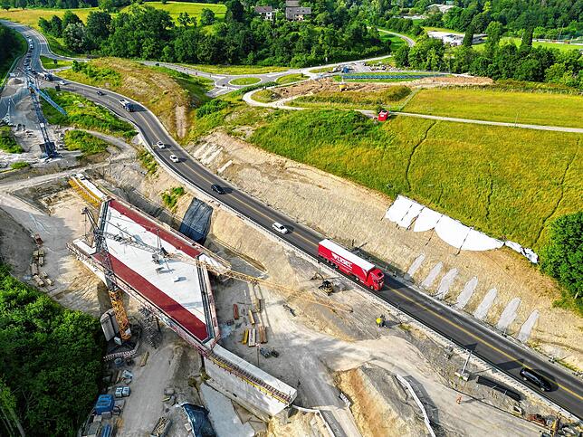 Die Baustelle Ende Juni nach dem Starkregen. Die weiße Folie markierte den Bereich, der gesichert werden musste.