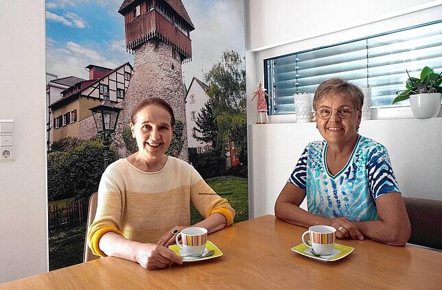 Hannelore Tomasi (rechts) aus Tiengen spricht mit unserer Mitarbeiterin Ursula Freudig über ihr Engagement für die alemannische Mundart.