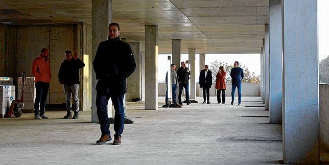 Betonboden statt Lehrbetrieb: Noch steht nur der Rohbau – bis 2027 soll das X-Gebäude in Betrieb genommen werden.