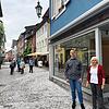Eine lebendige Altstadt bleibt das Ziel: Dirk Reimann und Inge Groschupp vor dem künftigen Spielefachladen in der Rheinbrückstraße.