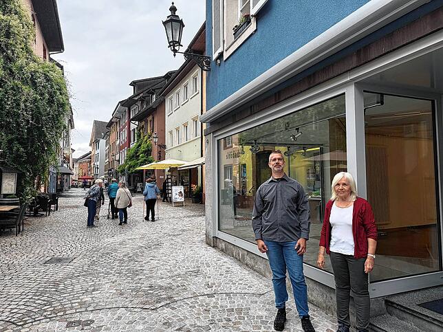 Eine lebendige Altstadt bleibt das Ziel: Dirk Reimann und Inge Groschupp vor dem künftigen Spielefachladen in der Rheinbrückstraße.