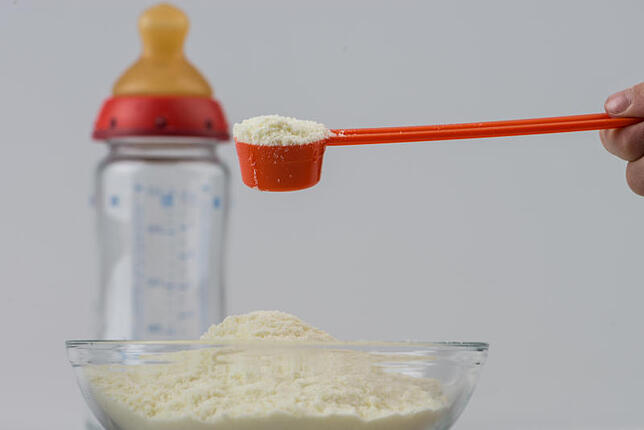 Auch in Baby-Milchbrei ist Zucker enthalten.