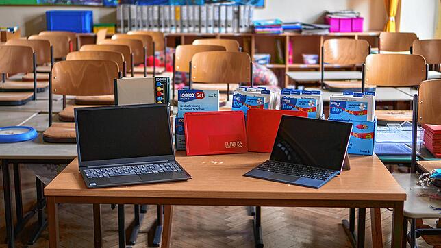 Digitalpakt Schule: Lehrer arbeiten zukünftig vermehrt mit Laptop und Tablet, und für die Absolventen der Stühlinger Schulen werden ...