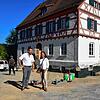 Architekt Robert Marzini (links) und Roswitha Merazzi, Geschäftsführerin von Eos Erlebnispädagogik, stehen vor dem Zeiserhof, der gerade ...