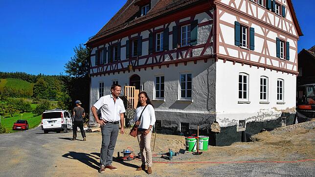 Architekt Robert Marzini (links) und Roswitha Merazzi, Geschäftsführerin von Eos Erlebnispädagogik, stehen vor dem Zeiserhof, der gerade ...