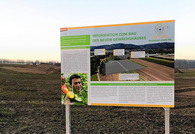 Auf der Informationstafel, die seit Donnerstagnachmittag an dem Grundstück steht, auf dem bald das Gewächshaus entstehen wird, ...