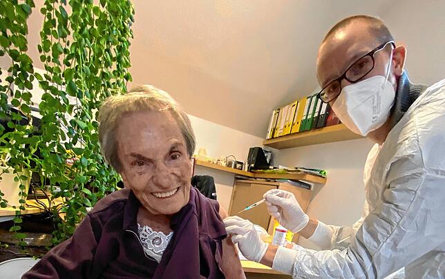 Die 84-jährige Ingeborg Rolle erhielt am 2. Januar als erste Person im Landkreis Waldshut eine Schutzimpfung gegen Corona.