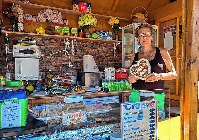 Corinna Rappenecker hat für das Häfler Oktoberfest extra Lebkuchenherzen anfertigen lassen.