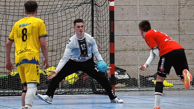 Torhüter Noah Frensel (hier bei einem parierten Siebenmeter) spielt mit der HSG Konstanz II in Helmlingen.