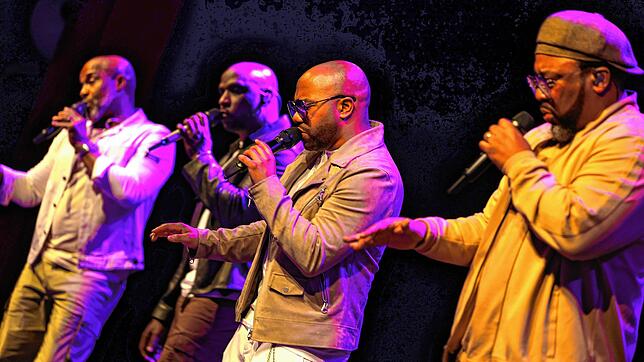 Beherrschen mit ihren Stimmen die Imitation von Instrumenten: Vier Mitglieder der siebenköpfigen A-capella-Gruppe „Naturally 7“ bei ...