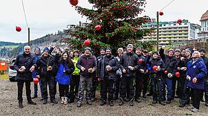 Da fliegen die Weihnachtskugeln. Das Helferteam rund um den Triberger Weihnachtszauber kommt an der Naturbühne zusammen. Links ...