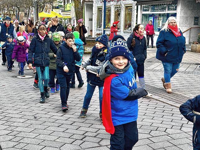 Der Höhepunkt des Umzugs ist das Aufstellen des Narrenbaums. Für viele Kinder ist es eine Selbstverständlichkeit, dabei zu helfen.