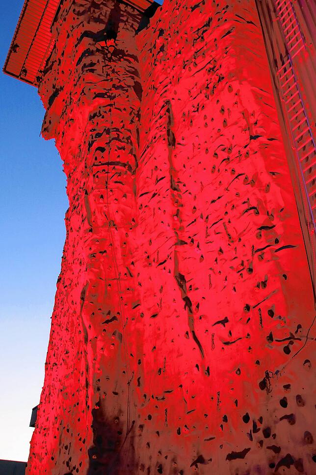 Dramatisch wie eine Theaterkulisse: Flutlicht lässt das Kletterwerk rot erstrahlen. In der Night of Light, in der bundesweit Gebäude rot ...