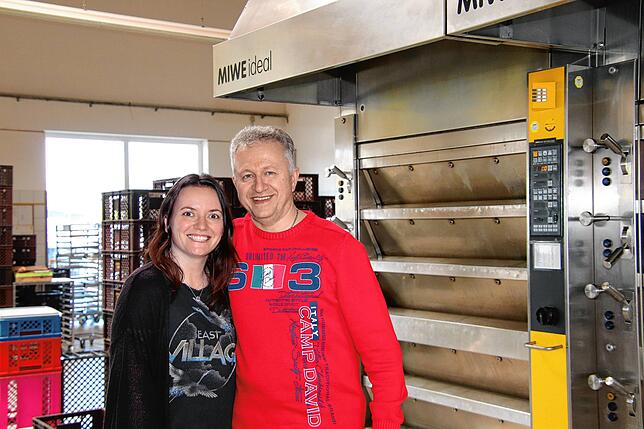 Antje Schleicher arbeitet in der Bäckerei ihres Vaters Ralf Geiger mit und möchte den Betrieb gemeinsam mit ihrem Bruder übernehmen.
