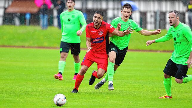 Bad Dürrheims Ramiro de Lillo (links) im Zweikampf mit Lukas Alber. Der Neuzugang der Kurstädter erzielte beide Tore beim 2:1-Sieg gegen ...