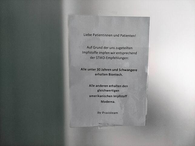 Gereon Dennebaum und sein Team aus Villingen versuchen mit diesem Aushang die Patienten frühzeitig über einen möglichen Impfstoffwechsel ...