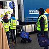 Bei einer &bdquo;Lenkpause&ldquo; spricht der Nikolaus LKW-Fahrern seinen Dank aus. Manchmal braucht er dafür einen Übersetzer oder eine ...
