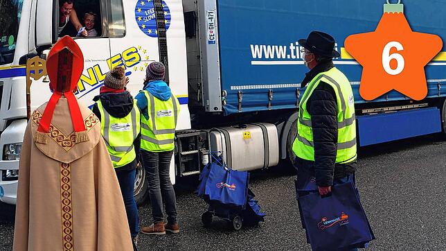 Bei einer &bdquo;Lenkpause&ldquo; spricht der Nikolaus LKW-Fahrern seinen Dank aus. Manchmal braucht er dafür einen Übersetzer oder eine ...