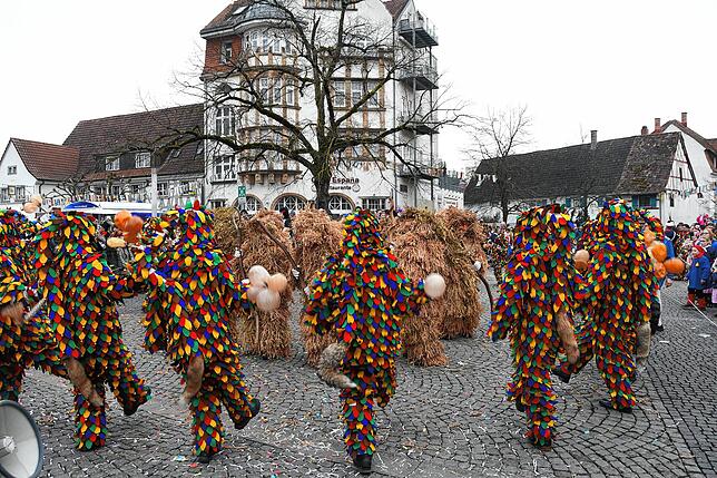Bild 14: Und jetzt steht der Narrenbaum: Die Bilder vom Nachmittag des Schmutzigen Dunschdig in Singen