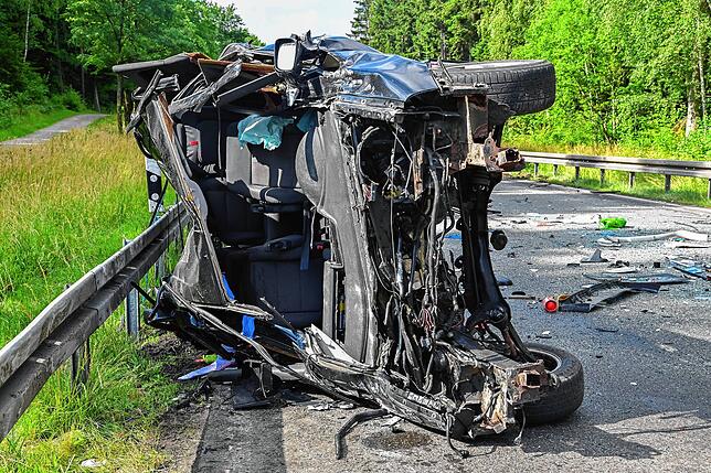 Das komplett zerstörte Fahrzeug.